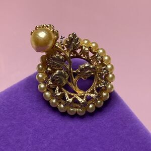 💛 Vintage Gold Plated Coro Pearl Brooch
